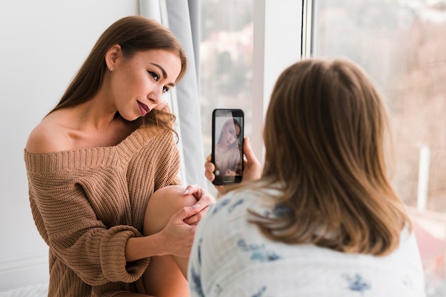 Mädchen drinnen, die Fotos mit ihnen machen