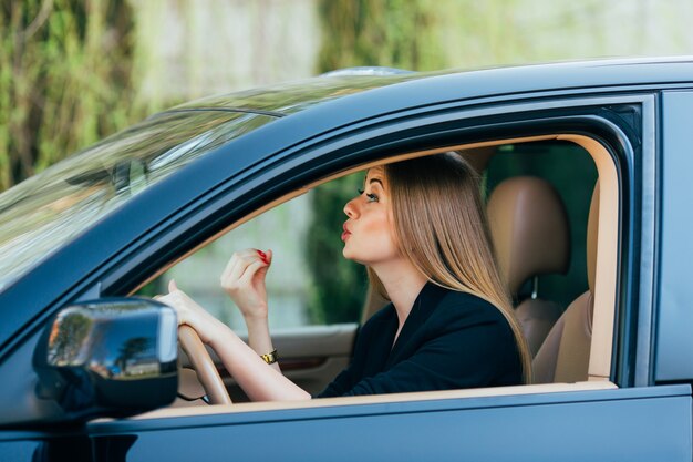 Mädchen fahren ein Auto mit verschiedenen Gesten und Emotionen