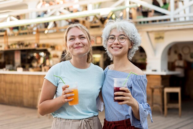 Mädchen feiern das Ende des Coronavirus