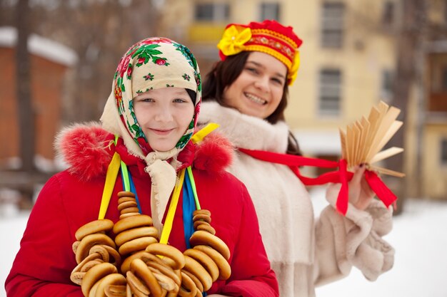 Mädchen feiern Shrovetide