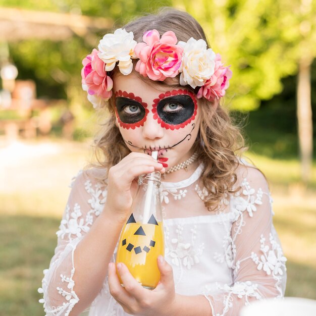 Mädchen feiert Halloween