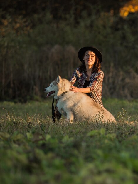 Mädchen geht mit Husky