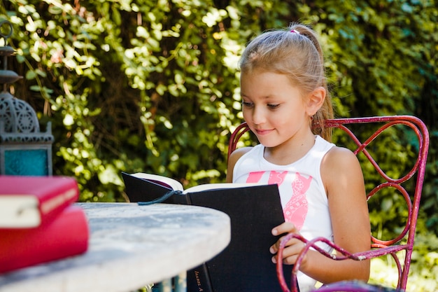 Mädchen genießen Buch im Garten