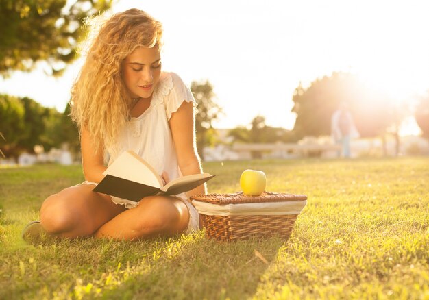 Mädchen genießen ihr Buch im Freien