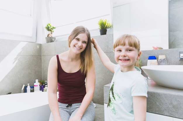 Mädchen Haare der Mutter zu kämmen