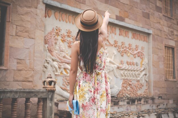 Mädchen hält eine touristische Karte in der alten Stadt.