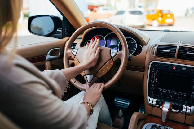 Mädchen Hand fahren Auto und Signal