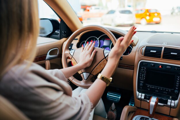 Mädchen Hand fahren Auto und Signal