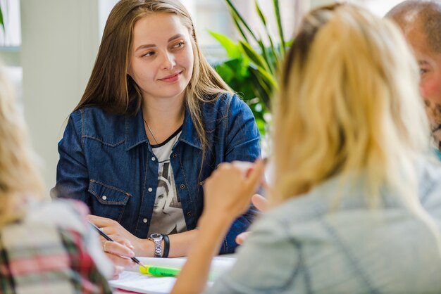 Mädchen hört Klassenkameraden zu