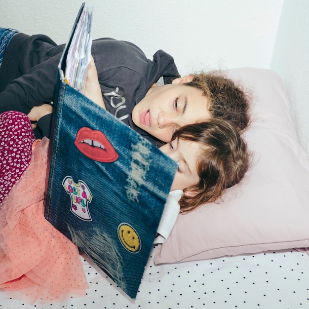 Mädchen im Bett lesen