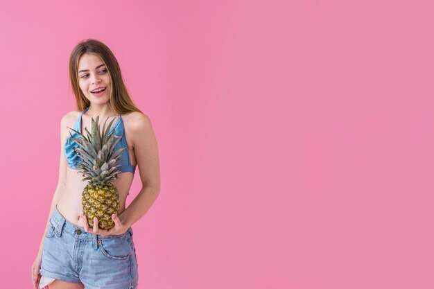 Mädchen im Bikini mit Ananas