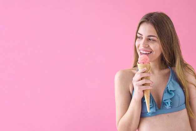 Mädchen im Bikini mit Eiscreme und copyspace