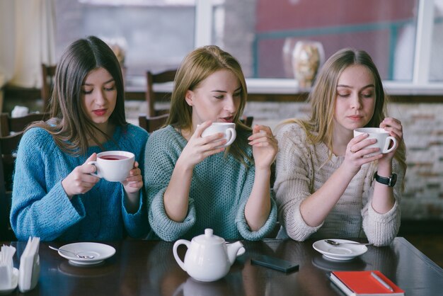 Mädchen im Cafe