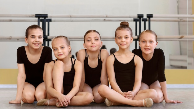 Mädchen im Fitnessstudio während einer Ballettstunde