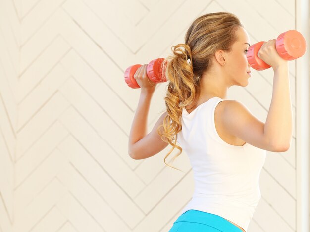 Mädchen im Fitnessstudio