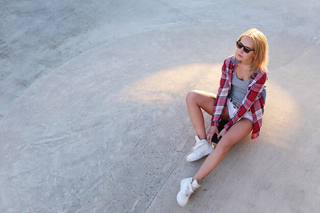 Mädchen im Freien mit einem Skateboard