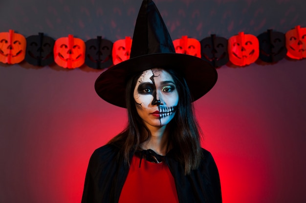 Kostenloses Foto mädchen im halloween-kostüm