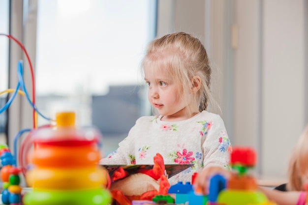 Mädchen im Kindergarten Wegschauen