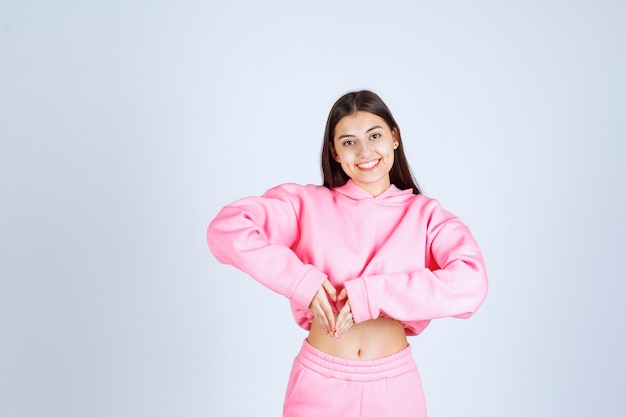 Mädchen im rosa Pyjama, das Liebe sendet