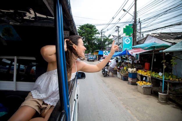 Kostenloses Foto mädchen im taxi tuk-tuk