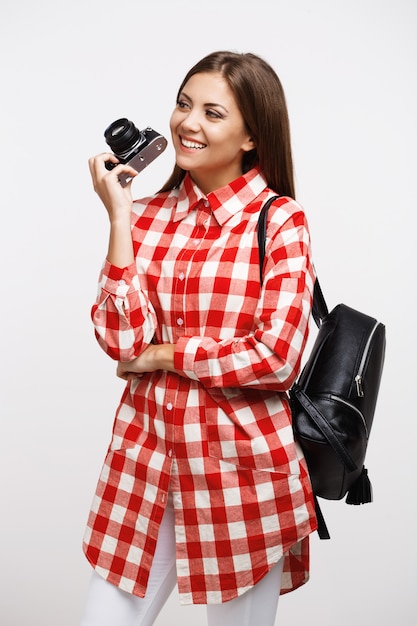 Kostenloses Foto mädchen im trendigen frühlings- und herbstoutfit bereit für die reise