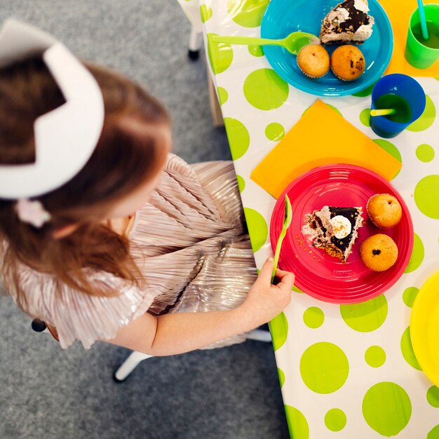 Kostenloses Foto mädchen im weißbuchkronenessen