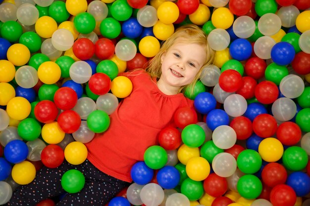 Mädchen in der Draufsicht der Ballgrube