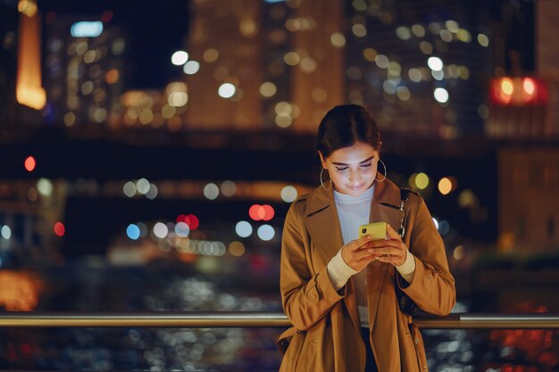 Mädchen in der Nacht mit Telefon