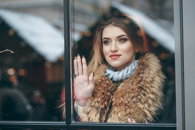 Mädchen in der Nähe von Fenster