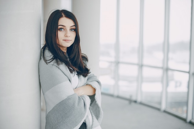 Mädchen in der Nähe von Fenster