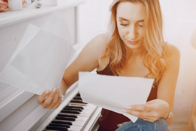 Mädchen in der Nähe von Klavier