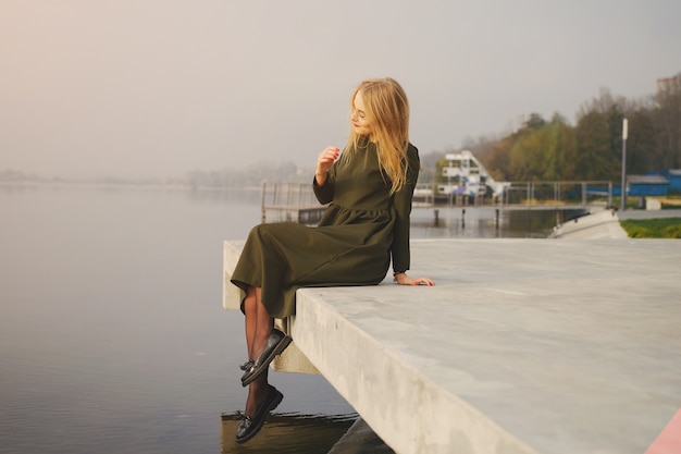 Mädchen in der Nähe von Wasser