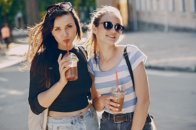 Kostenloses Foto mädchen in der stadt