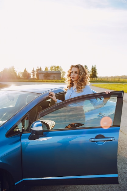 Kostenloses Foto mädchen in einem auto