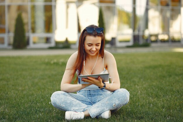 Mädchen in einem Universitätscampus unter Verwendung einer Tablette