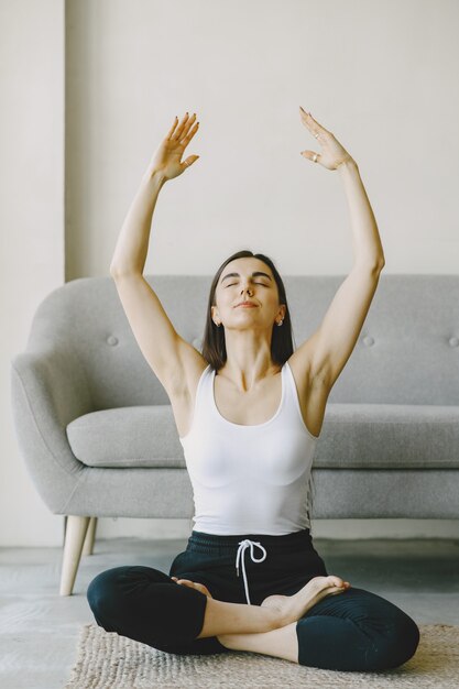 Mädchen in guter körperlicher Verfassung. Yoga-Übungen. Mädchen mit langen Haaren