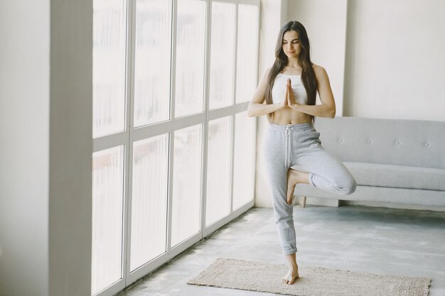 Mädchen in guter körperlicher Verfassung. Yoga-Übungen. Mädchen mit langen Haaren