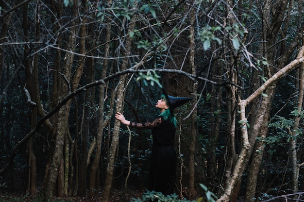 Mädchen in Hexe Kostüm im Wald