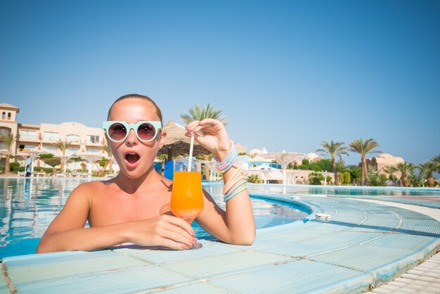 Mädchen in Poolbar