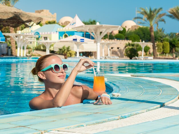 Mädchen in Poolbar