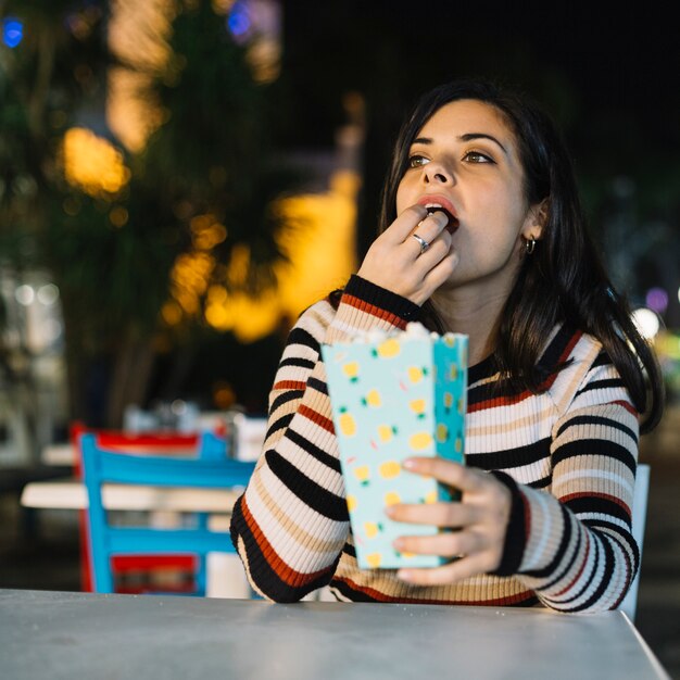 Mädchen isst Popcorn