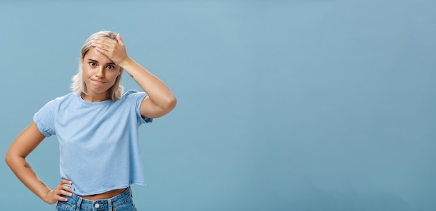 Kostenloses Foto mädchen kann nicht damit umgehen, dass ungezogene kinder allein gelassen werden, während mutter beim einkaufen die hand auf die stirn hält b