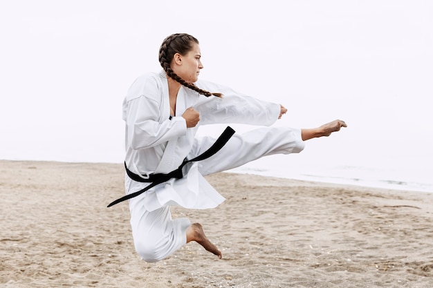 Mädchen-Karatetraining mit vollem Schuss