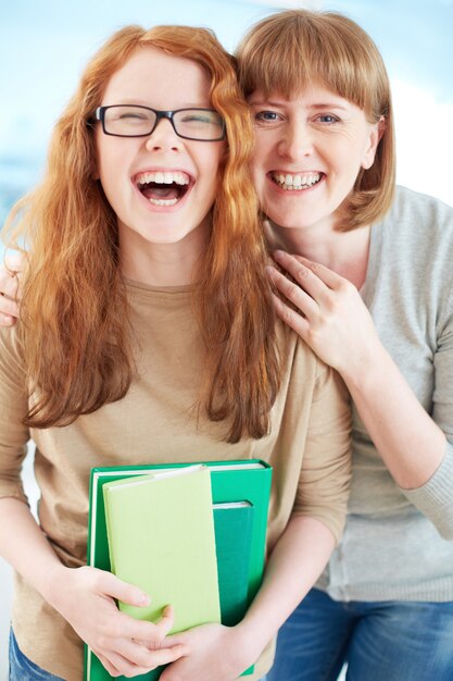 Mädchen lachend mit ihrer Mutter