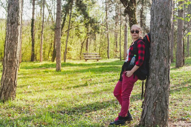 Mädchen lehnte sich gegen einen Baum