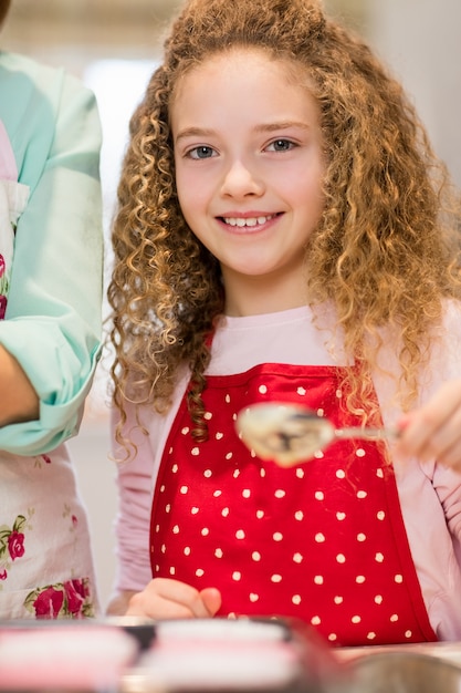 Mädchen lernen kleinen Kuchen in der Küche zu machen