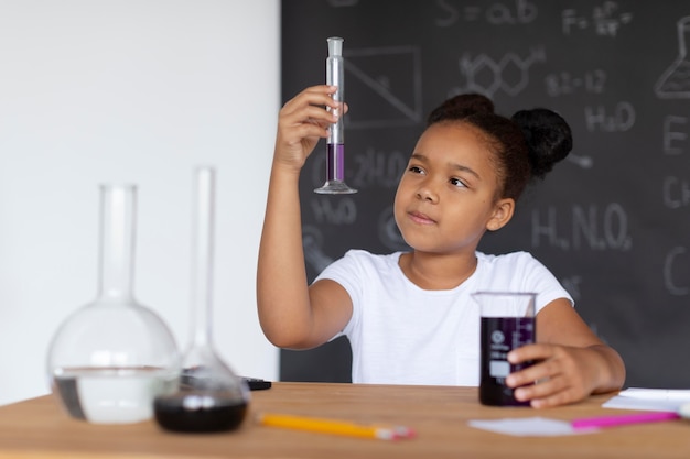 Mädchen lernt im Unterricht mehr über Chemie