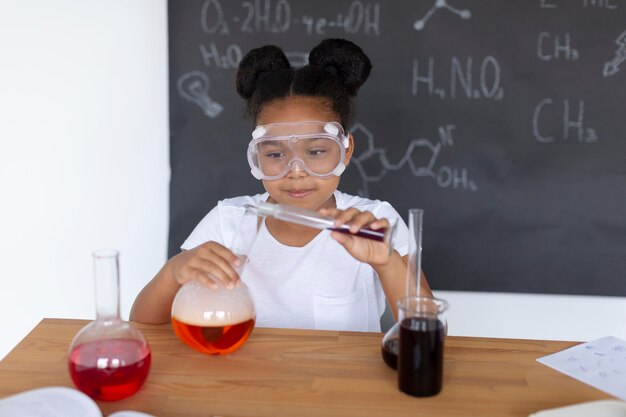 Mädchen lernt im Unterricht mehr über Chemie