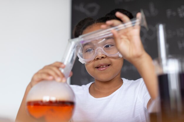 Mädchen lernt im Unterricht mehr über Chemie