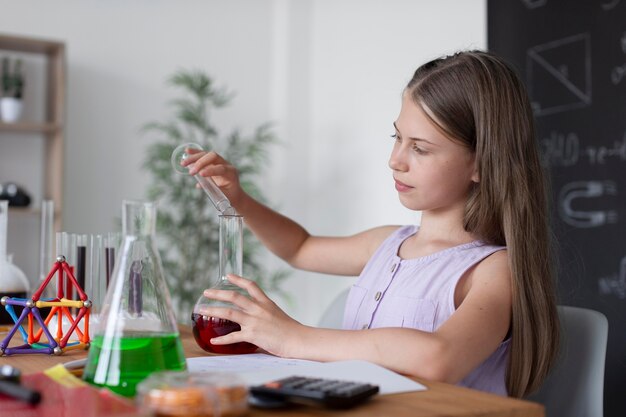 Mädchen lernt im Unterricht mehr über Chemie